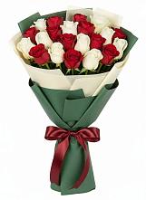Букет Микс из красных и белых роз в Кобяково
