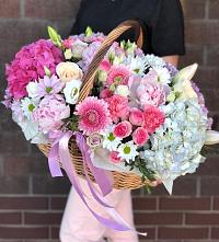 Композиция солнечный день в Кобяково Цветочная композиция из Розы, Хризантемы, Пионы и Лизиантусы в корзине в Кобяково