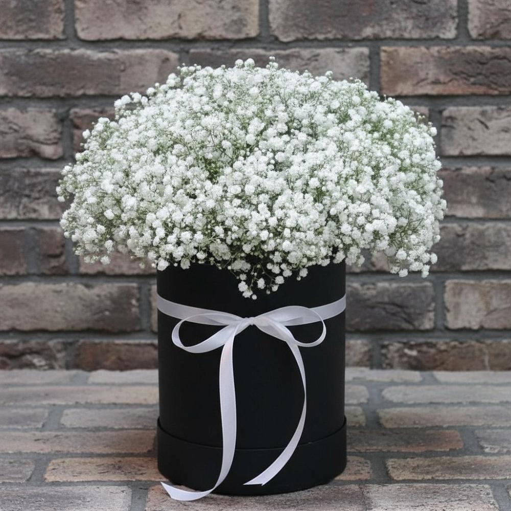 Цветочная композиция из Гипсофила в шляпной коробке в Кобяково