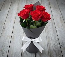 Букет 5 Красных роз Эдлесс Лав в Кобяково