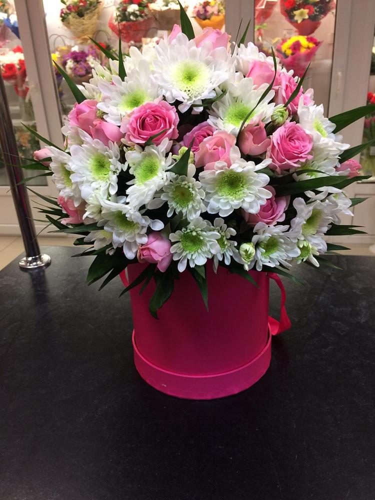 Цветочная композиция из Розы и Хризантемы в шляпной коробке в Кобяково