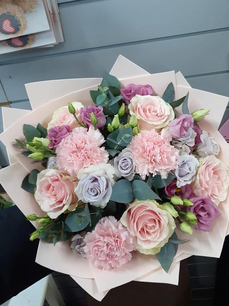 Букет цветов из: Розы, Гвоздики и Лизиантусы в Кобяково